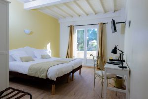 Chambre lumineuse avec terrasse en Provence à Fontvieille
