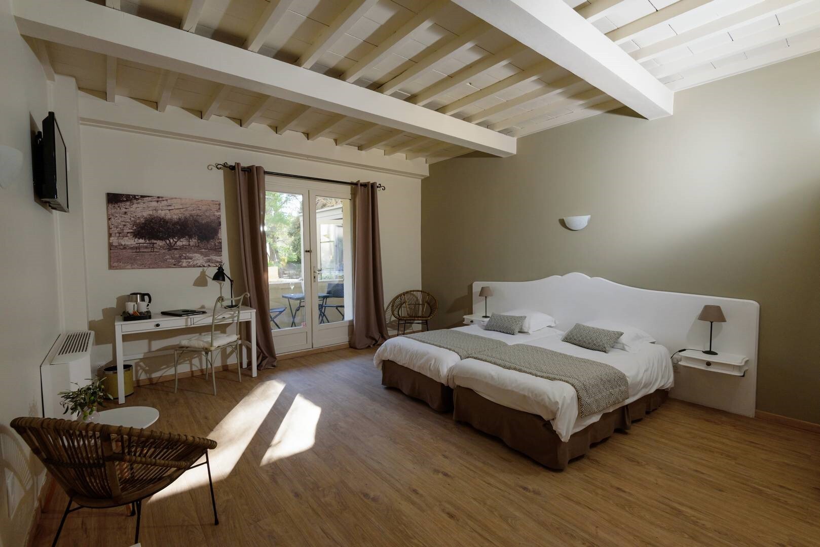 Chambre spacieuse aux tons beige, hôtel de charme Arles, Le Belesso