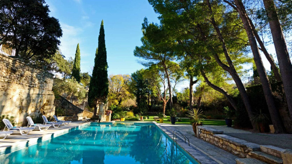 Vue sur la piscine et son jardin en arrière-plan - Hôtel Fontvieille, Le Belesso 
