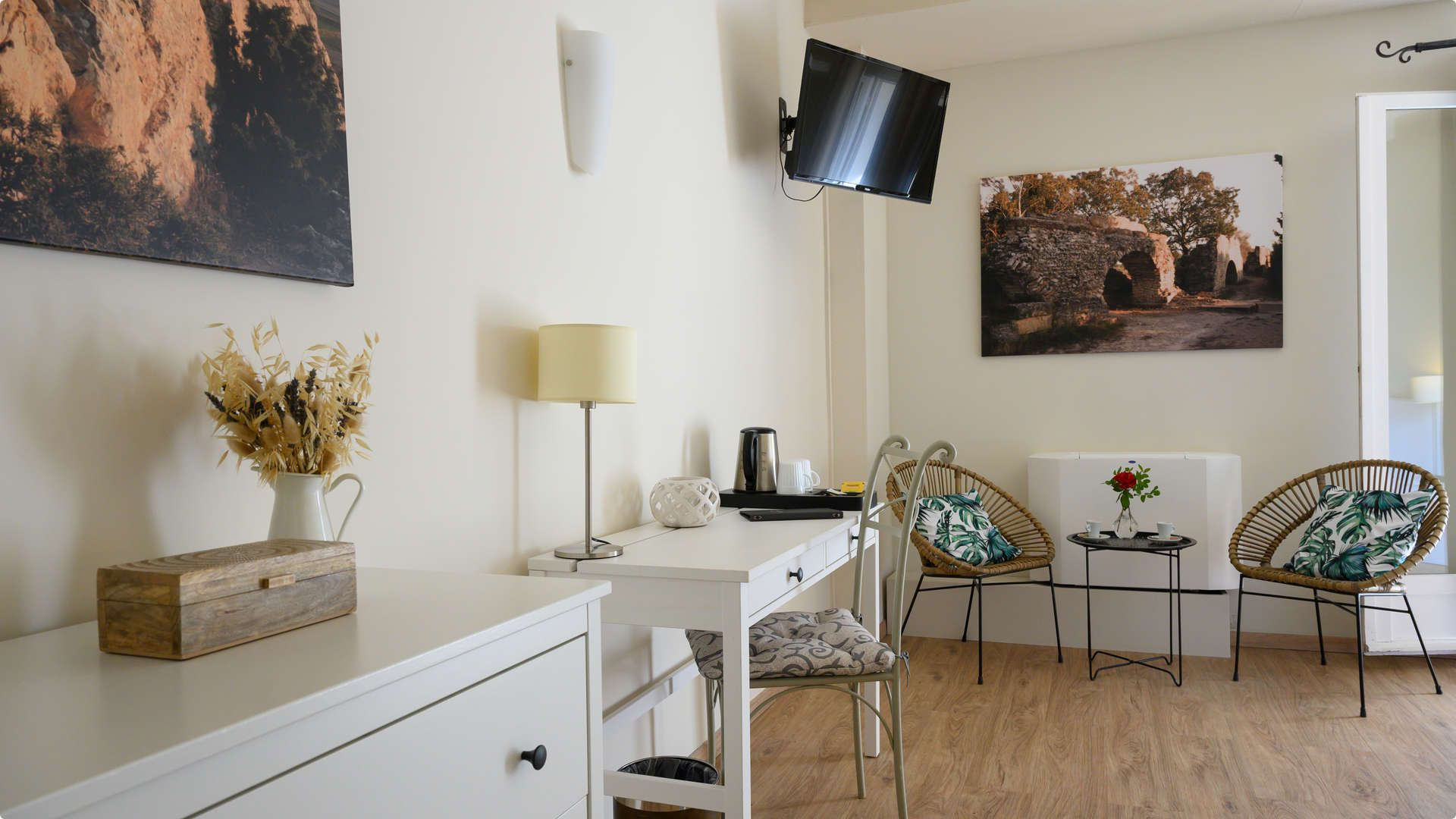 Coin détente avec télé - Hôtel Alpilles - Hôtel Belesso