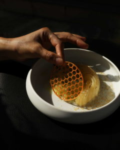 Dessert jaune avec des pommes - restaurant alpilles - Hôtel Belesso