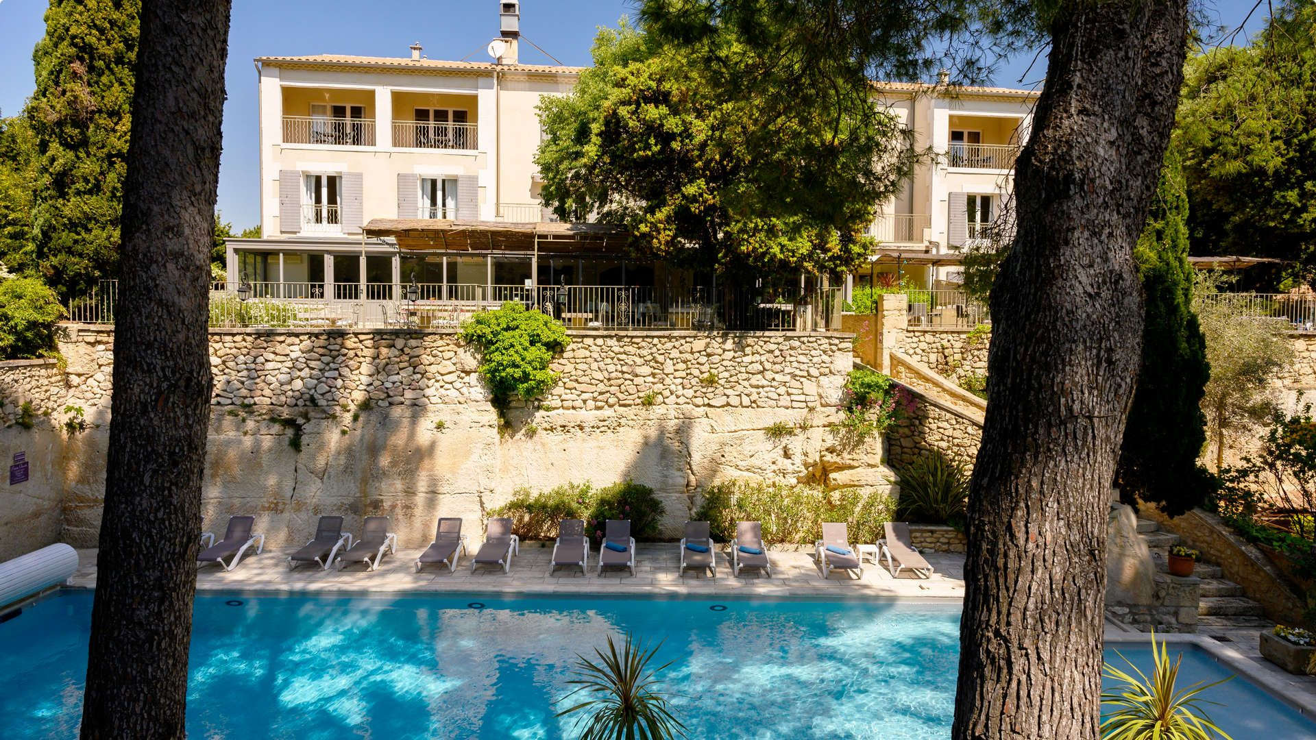 Grand plan sur la piscine et façade - hotel restaurant les baux de provence - Belesso