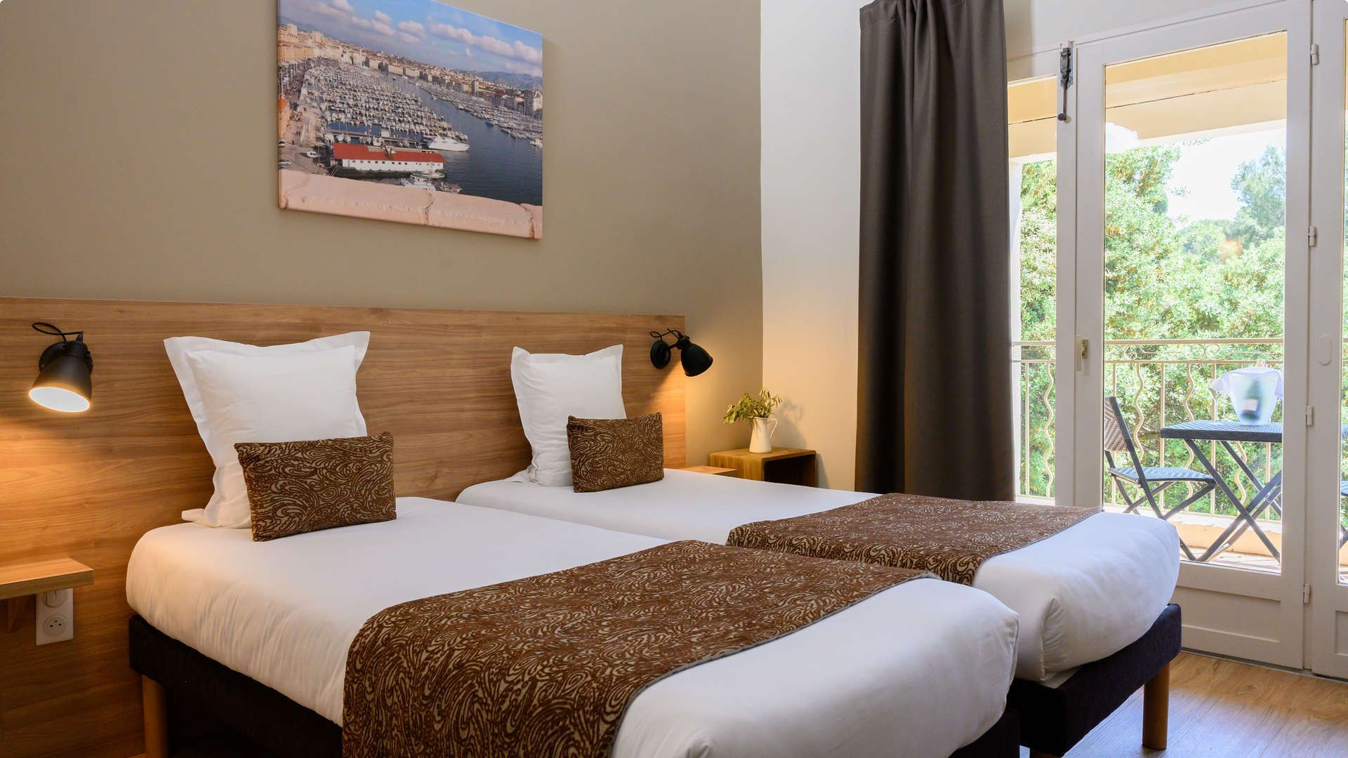 Vue de profil sur 2 lit simples aux tons marrons - hotel restaurant les baux de provence - Belesso