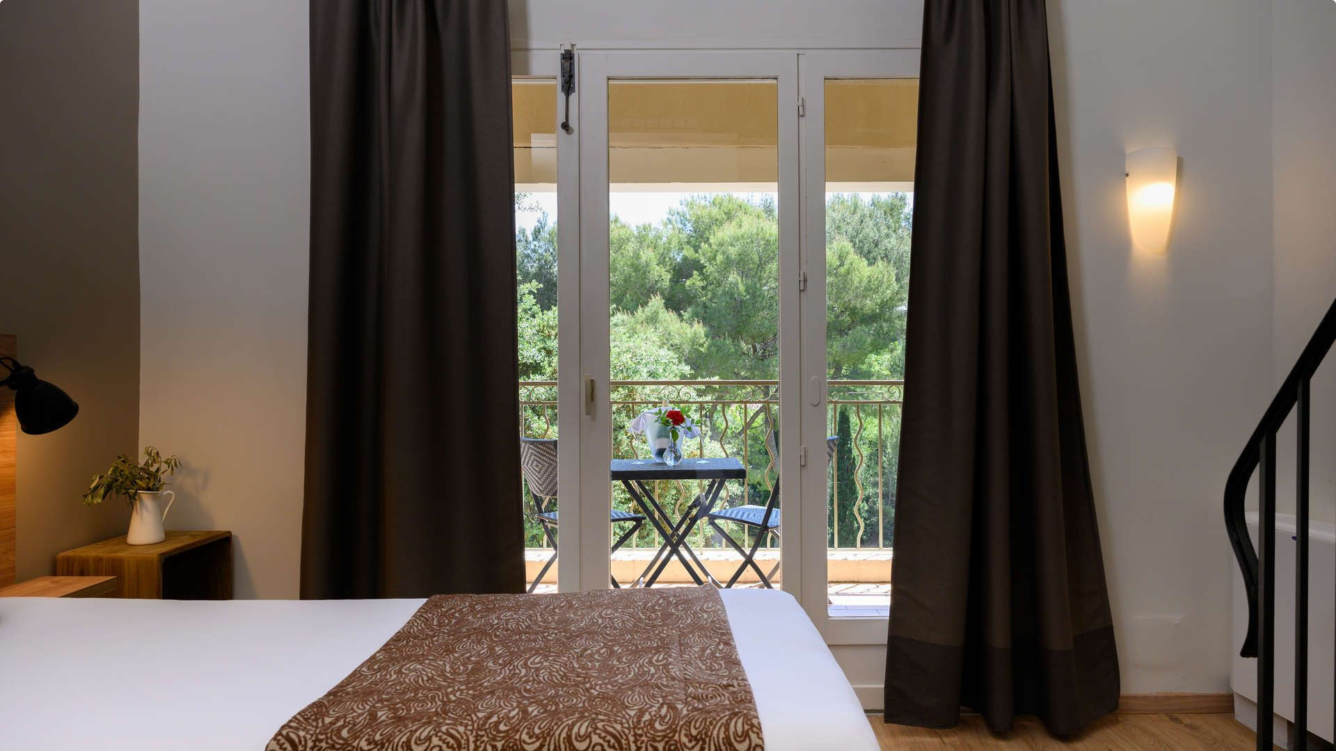 Vue sur une terrasse et un lit - hotel restaurant les baux de provence - Belesso