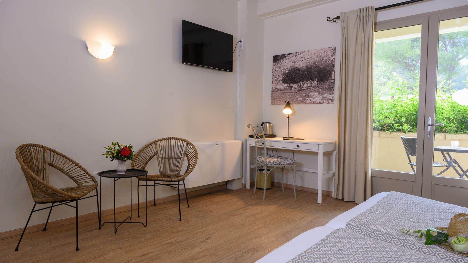 Vue sur un bureau, petit salon d'une chambre - hotel restaurant les baux de provence - Belesso
