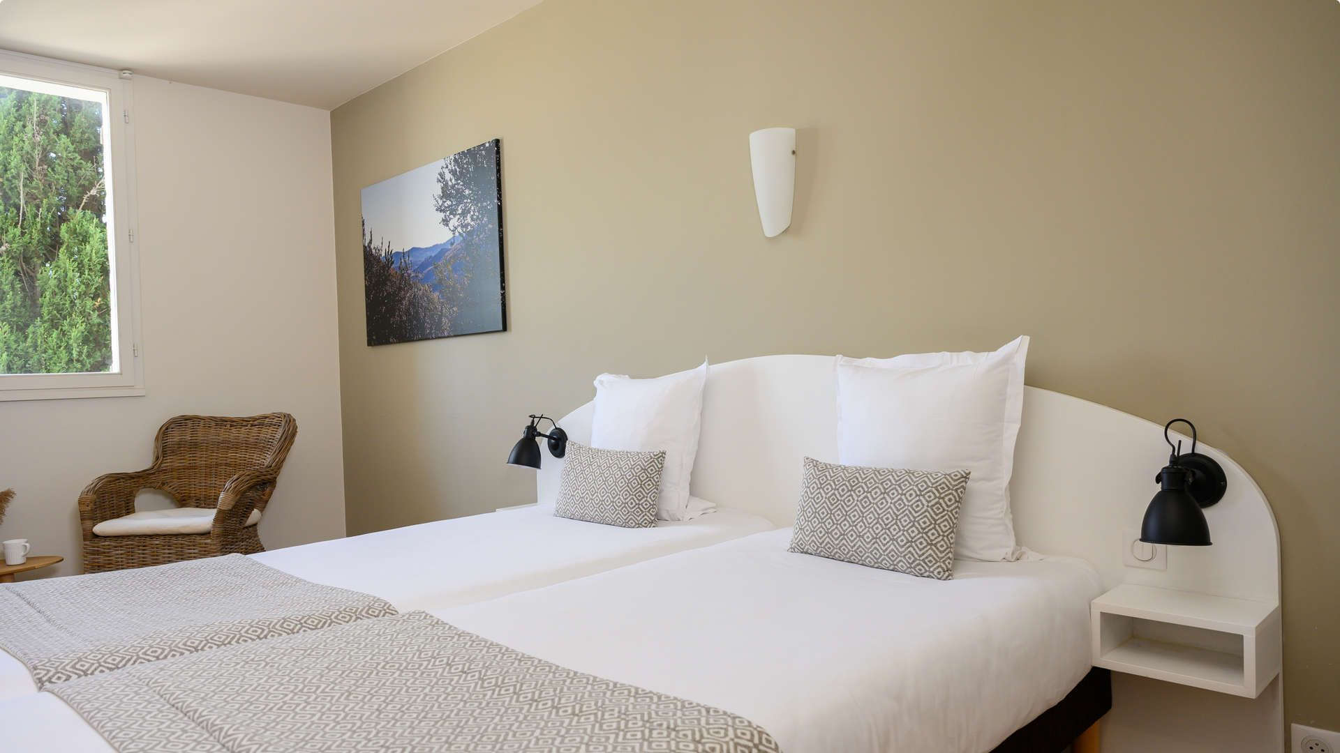 Chambres aux tons nudes et 2 lits simples - hotel restaurant les baux de provence - Belesso